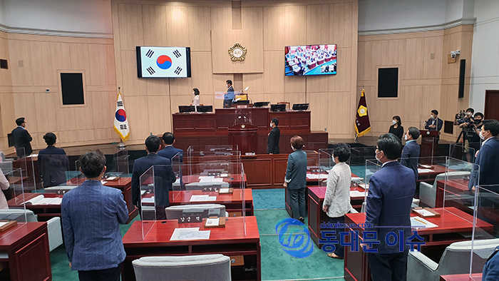 동대문구의회 본회의장에 자형 비말차단기 칸막이 시설이 설치된 모습사진  동대문 이슈
