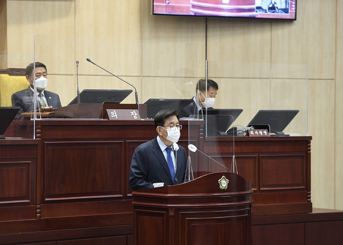 유덕열 동대문구청장이 11월 27일 오전 열린 동대문구의회 제302회 정례회에서 2021년도 예산편성에 대해 시정연설을 하고 있다사진  동대문구의회 제공