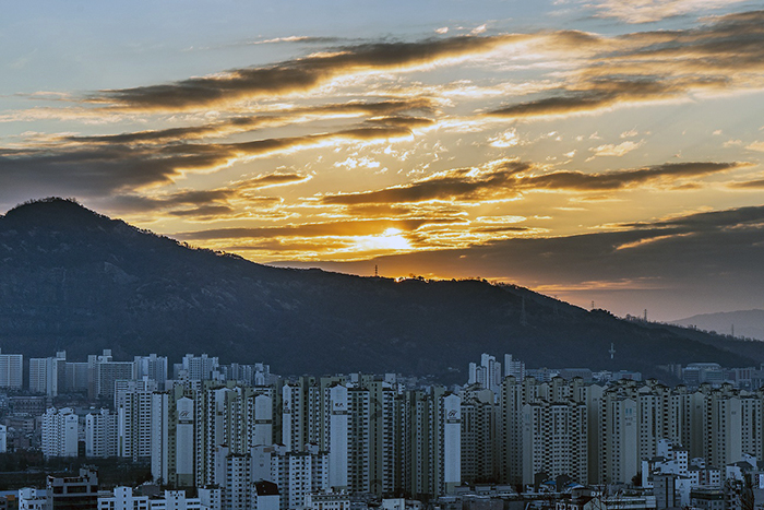 배봉산에서 바라본 2021년 1월 1일 일출 모습사진  동대문구 제공