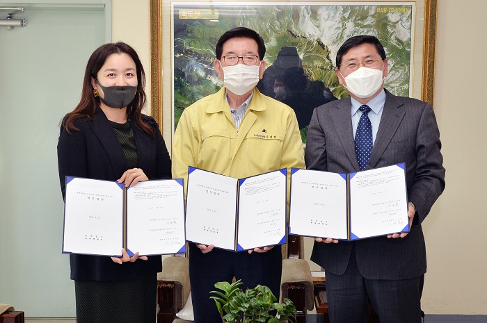 유덕열 동대문구청장사진 가운데과 이주현 롯데백화점 청량리점 지점장사진 왼쪽 및 박희수 동대문구시설관리공단 이사장사진 오른쪽