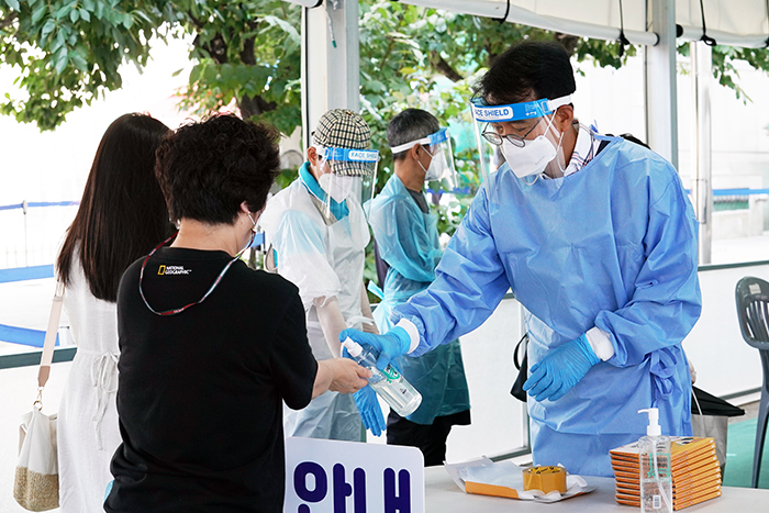 최홍연 부구청장이 9일 청량리임시선별검사소에스 근무하고 있다사진  동대문구 제공