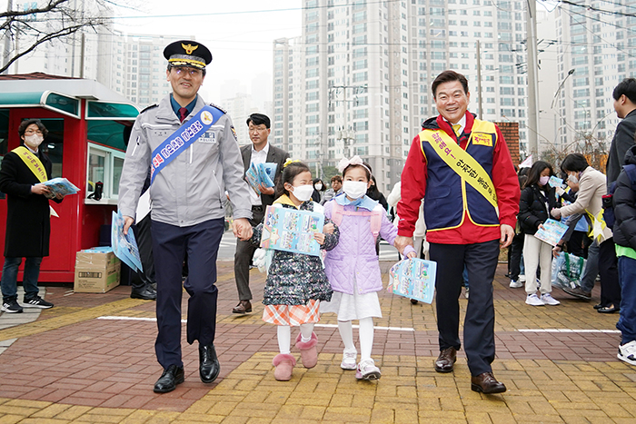 이필형 동대문구청장오른쪽 첫 번째 장영철 동대문경찰서장왼쪽 첫 번째