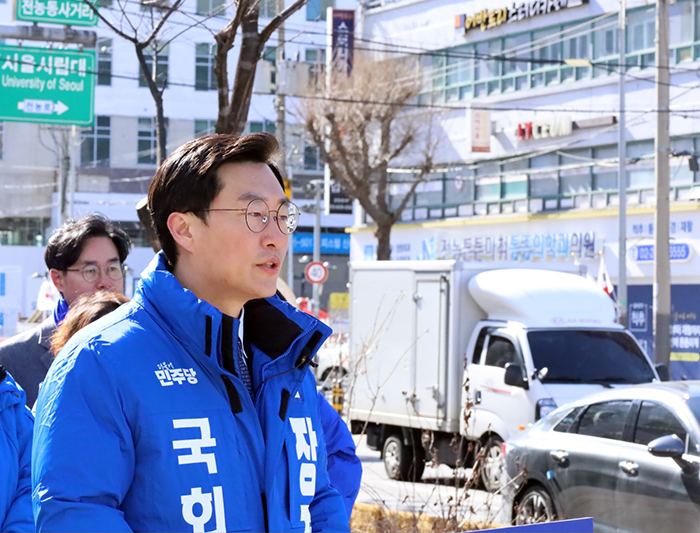 장경태 국회의원이 31일 오후 서울 동대문구 전농동사거리 자신의 후원회 사무실앞에서 출마선언을 하고 있다