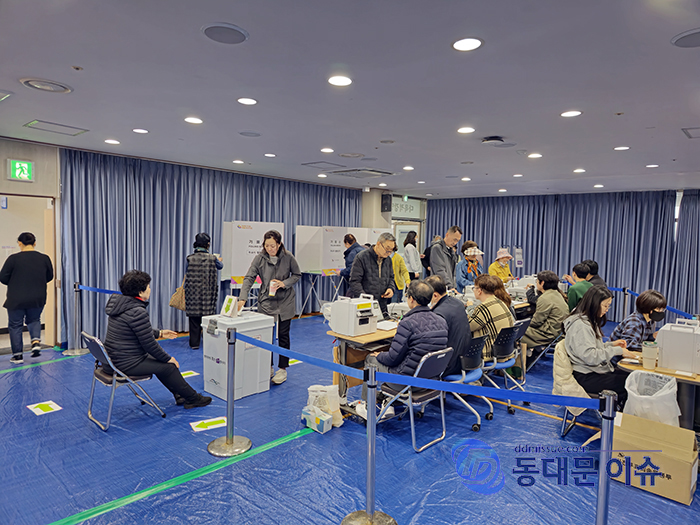 사진  전농2동주민센터에 차려진 사전투표 첫날 모습2024 4 5동대문이슈DB