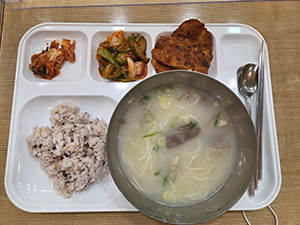 동대문구, 어버이날 맞아 저소득층 어르신 특식 대접 기사 이미지