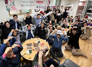 동백꽃노인종합복지관, 지역 어르신 찾아 어버이날 기념행사 진행 기사 이미지