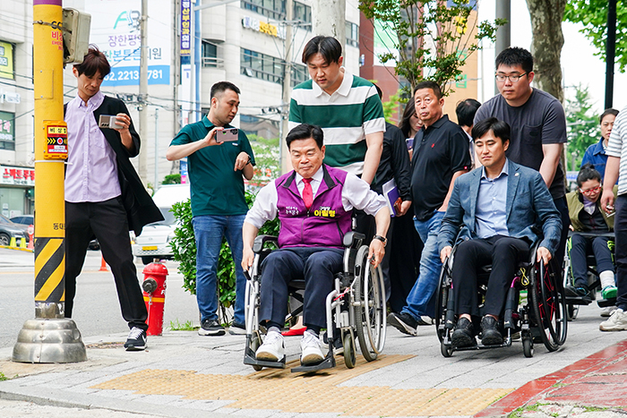 이필형 동대문구청장, 휠체어로 400m 이동하며 장애인 통행 불편 체험 기사 이미지