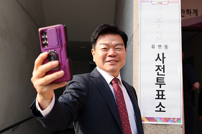 이필형 서울 동대문구청장이 29일 오전 동대문구 용신동주민센터에 마련된 제21대 대통령 선거 사전투표소를 찾아 투표하고 인증샷을 찍고 있다