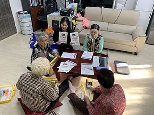 동대문구치매안심센터 직원이 어르신들에게 가치해요 프로그램을 소개하는 모습