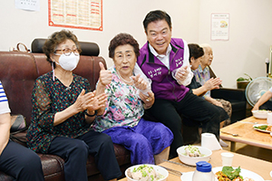 동대문구, 어르신 복지에 총력...관내 경로당 식탁 위생 점검 등  기사 이미지