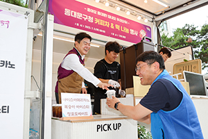 동대문구 이필형 구청장, 민선 8기 3주년 맞아 출근길 직원들에게 커피와 간식 나누며 소통 기사 이미지