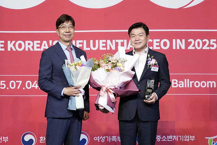 이필형 동대문구청장, ‘2025 한국의 영향력 있는 CEO’ 수상 기사 이미지