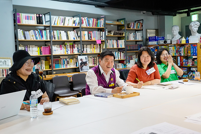 동대문구, 전농2동 독서 동아리 ‘단비’와 함께하는 ‘독서 토론회’ 개최 기사 이미지