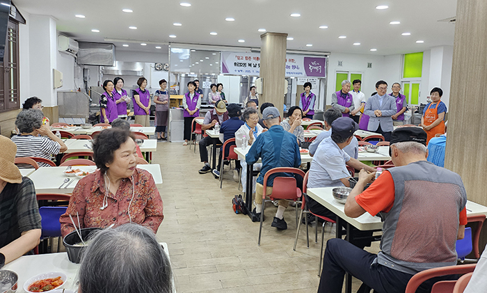 동대문구, 희망복지위원회·바르게살기위원회 등 관내 어르신들께 삼계탕 대접 기사 이미지