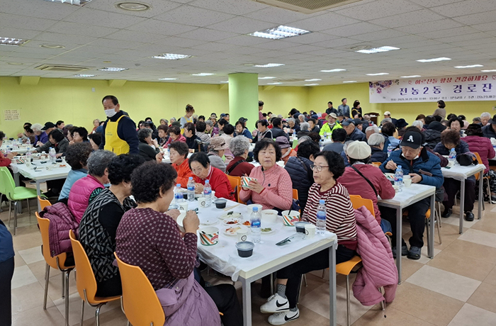 2025 전농2동 경로잔치 성료...“어르신들의 미소가 피어난 하루” 기사 이미지
