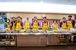 이필형 동대문구청장, ‘청년밥心’ 배식 봉사로 청년 응원 기사 이미지