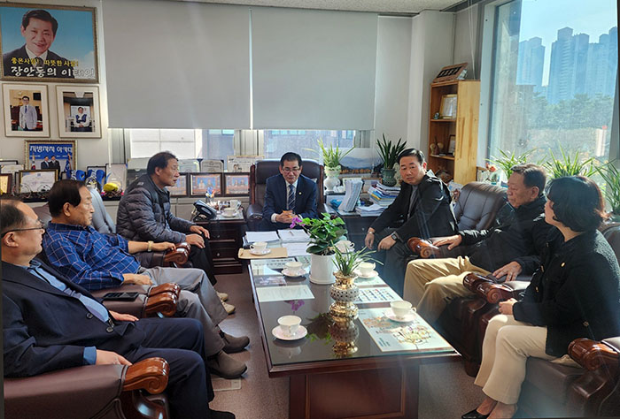 동대문구의정회, 해외출장 항공료 과다청구 의혹 관련 사과 촉구 기사 이미지