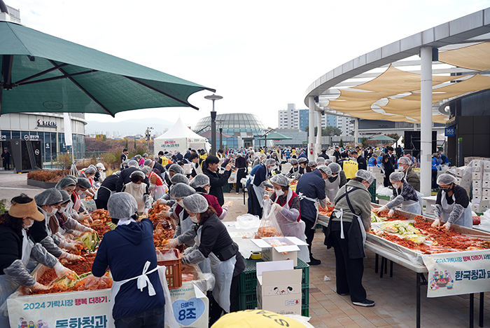 국내 최대 김장나눔행사, 가락시장서 1만 상자 김치 기부 기사 이미지