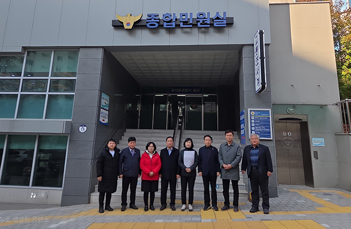 2025년 11월 12일 동대문구의회 국민의힘 의원 일동이 해외 출장 항공료 청구 의혹과 관련해 동대문경찰서에 수사 촉구 요청서를 접수했다 의원들은 해당 사안의 절차와 예산 집행에 직접 관여하지 않았으며 관련 정보가 공유되지 않았다고 밝히며 신속하고 공정한 수사를 통해 사실관계가 명확히 밝혀지길 기대한다고 전했다 또한 지역사회 신뢰 회복과 예산 집행의 투명성을 위해 앞으로도 책임 있는 의정활동을 이어가겠다고 덧붙였다