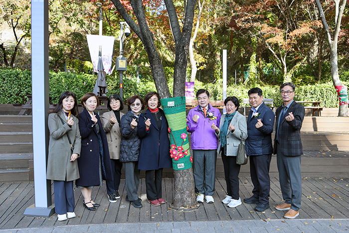 전농2동 자원봉사캠프, ‘배봉산 겨울나무 뜨개옷 입히기’로 온정 전해 기사 이미지