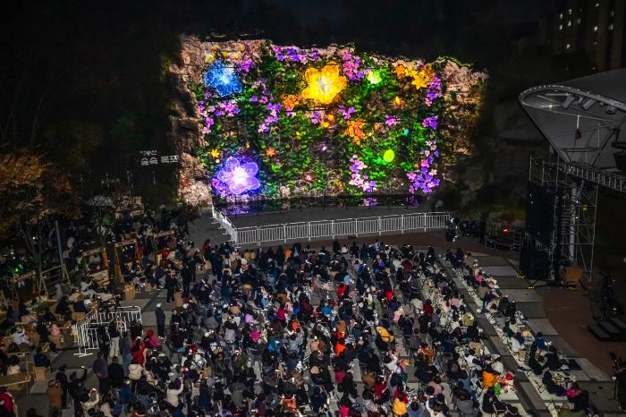 동대문구, 배봉산 숲속폭포에 서울 첫 ‘연중 상설’ 미디어파사드 상영 기사 이미지