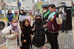 동대문구, 초등학교 ‘릴레이 통학로 안전 캠페인’ 1년 마무리 기사 이미지
