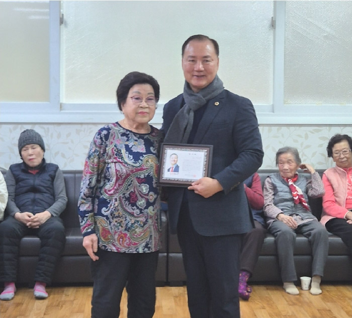 이병윤 서울시의회 교통위원장, 청량리한신1차 경로당 어르신들로부터 감사패 받아 기사 이미지