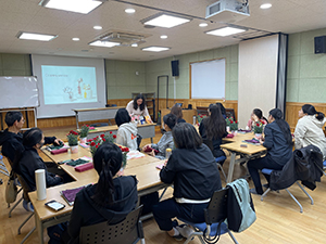 “그림책, 아이만 보나요? 어른도 함께 즐겨요” 기사 이미지