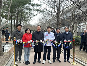 이병윤 서울시의회 교통위원장, 정릉천 황톳길 개장식 참석 기사 이미지