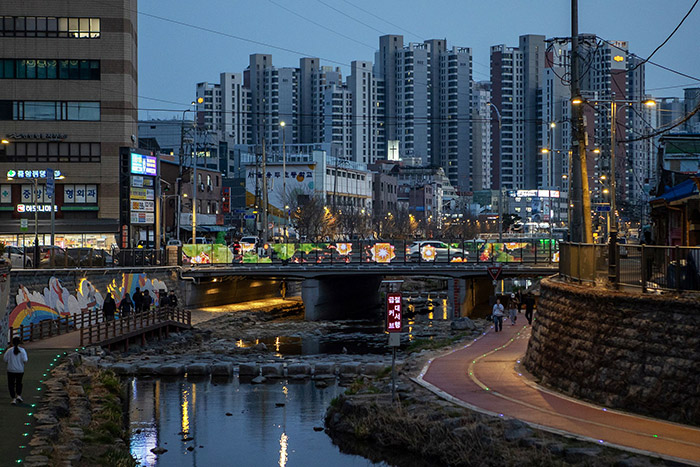 성북천, 도심 속 물빛 쉼터로 변신 기사 이미지
