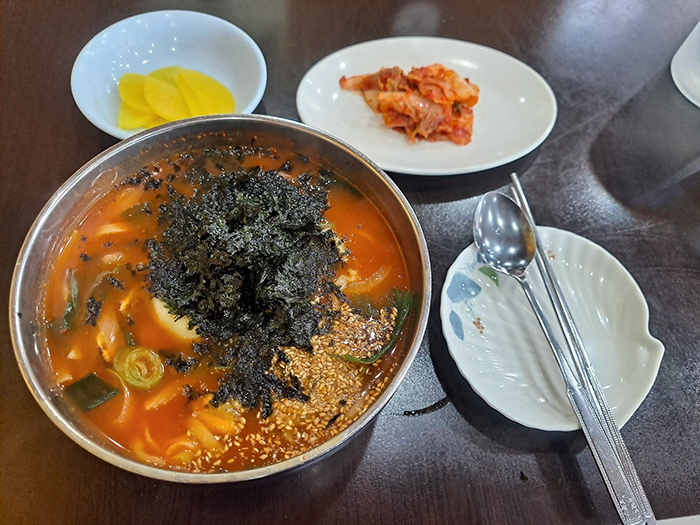홍합장칼국수 한 그릇에 속이 확 풀린다…전농동 '논산골'