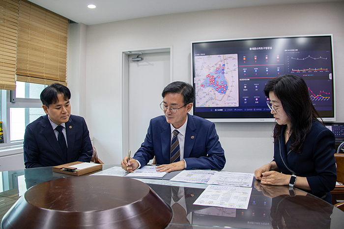 취임 1호 안건으로 통합돌봄 관련 서류를 결제하고 있다