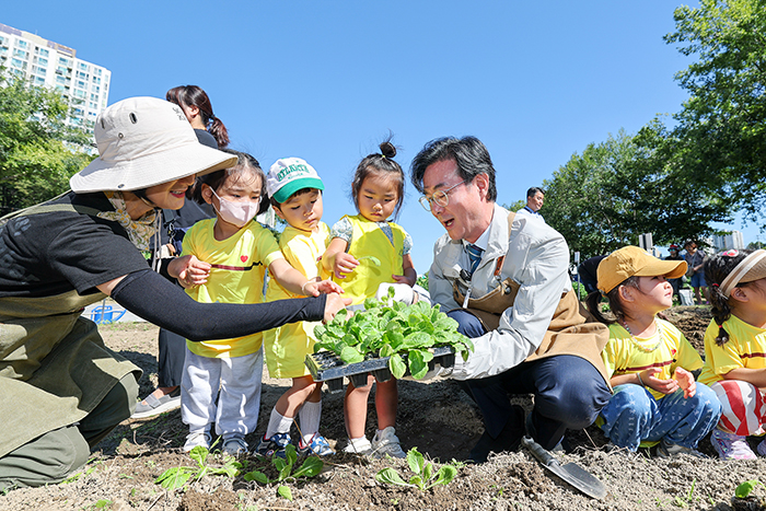 동대문구, 600여 명 배추·무 심으며 ‘가을맞이’