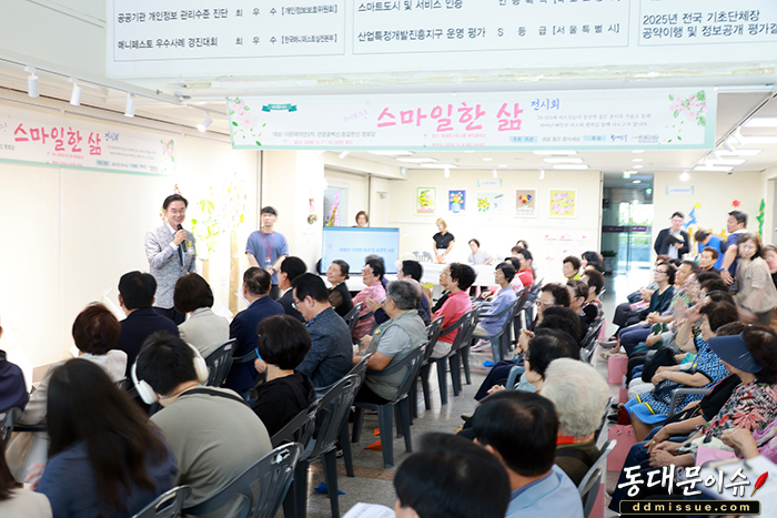 동대문구, 어르신 손끝에서 피어난 ‘종이꽃 전시회’