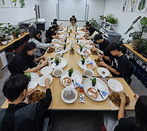 답십리 청소년들이 만든 ‘곰돌이 화분’…경로당에 따뜻한 선물