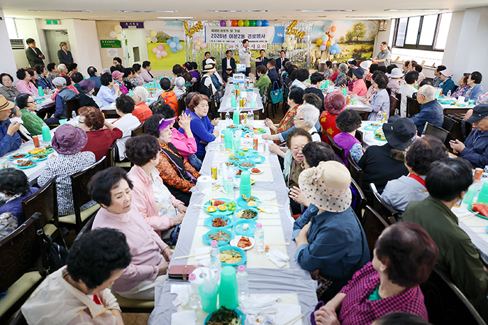 이문2동, 어르신 200명 한자리에…경로의 달 ‘따뜻한 한끼’